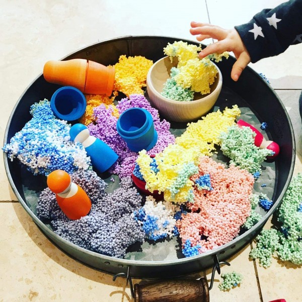 Farbiger Spiel- und Knetschaum bei ARIADNE