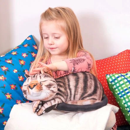 Große vibrierende Therapiekatze Samsa bei ARIADNE