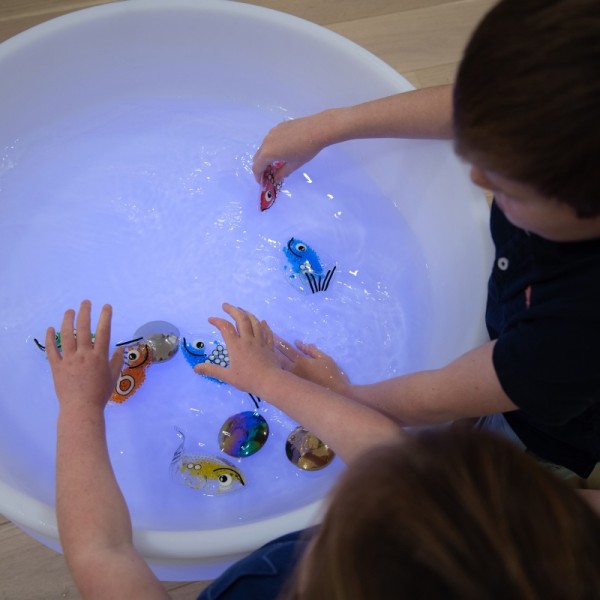 Pluris - Leuchtender Sand- und Wassertisch bei ARIADNE