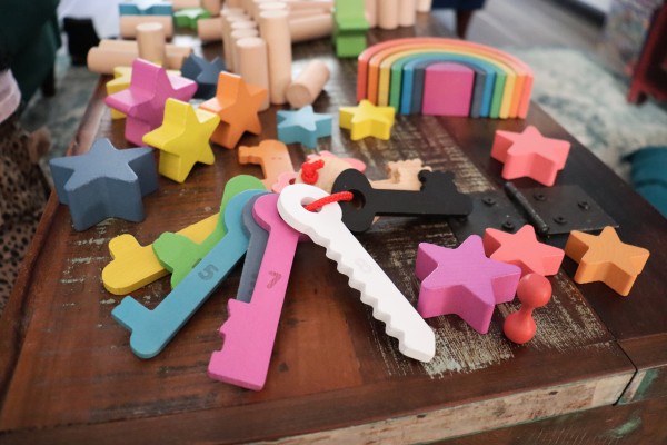 Buntes Schlüssel-Set aus Holz bei ARIADNE