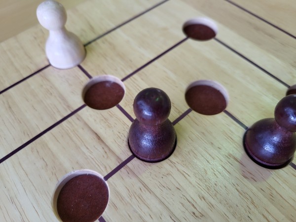 Großes Mühle Spiel mit vertieften Flächen